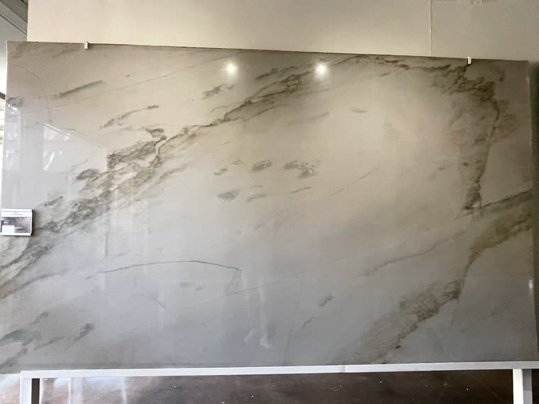 Reference screenshot: a large quartzite slab with soft gray veining